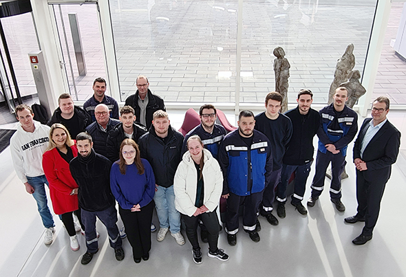 Ein Foto der erfolgreichen Azubis mit ihren Ausbildern, den Ausbildungsbeauftragten und ENERVIE Vorstand Volker Neumann.