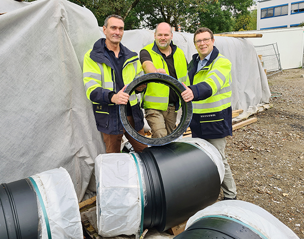 Ein Foto der Vorstellung des Großprojektes zur Erneuerung der Wasserversorgungsleitung Loxbaum - Hengstey im Rahmen eines Pressetermins, von links nach rechts: Andreas Steffen, Abteilungsleiter Technischer Service ENERVIE Vernetzt, Alexander Herlitzius, Ingenieurbüro Wegewitz, Mülheim/Ruhr und Markus Bretzing, Baukoordinator bei ENERVIE Vernetzt