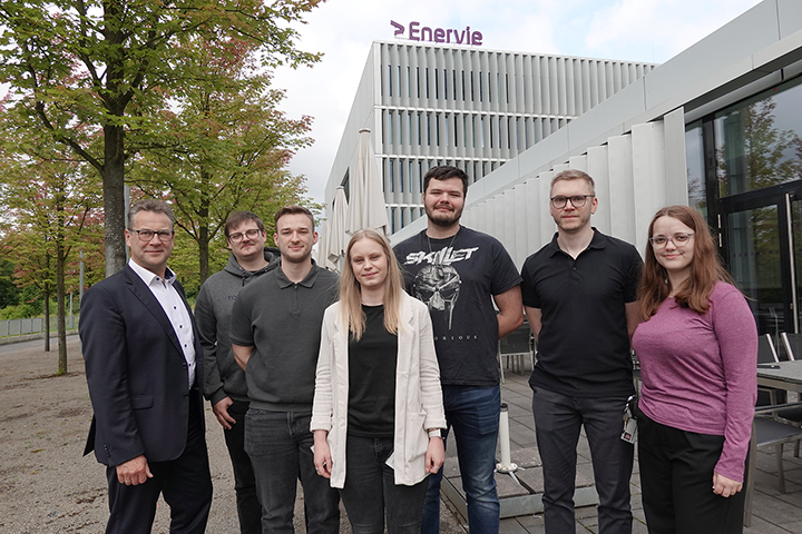 Ein Foto der vier erfolgreichen Azubis mit der Ausbildungsbeauftragten und ENERVIE Vorstand Volker Neumann.